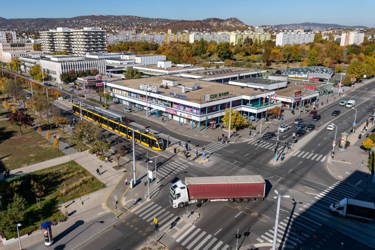This Budapest mall was the location of the encounter described in the opening vignette. Image used with the publisher’s permission. Photo credit Népszava / Huszár Dávid
